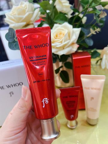 THE WHOO UV Ultimate Red Vitamin Sunscreen SPF50+/PA++++ (kem chống nắng, ống đỏ) – có 2 tuýp: một tuýp riêng lẻ và một tuýp nằm trong khay.