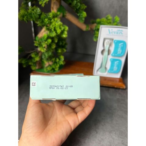 Thanh lí hàng mở hộp giấy để chụp hình Dao Cạo 3 lưỡi Gillette Venus Comfortglide Sensitive 1 cán 2 đầu thay