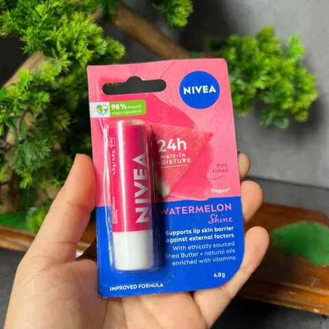 Thanh lí vỏ cũ Son dưỡng môi NIVEA Watermelon Shine hương dưa hấu, trọng lượng 4.8g.