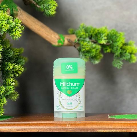 Lăn khử mùi Mitchum Natural Power Eucalyptus dành cho nữ với thành phần từ bột tre và hương khuynh diệp.
