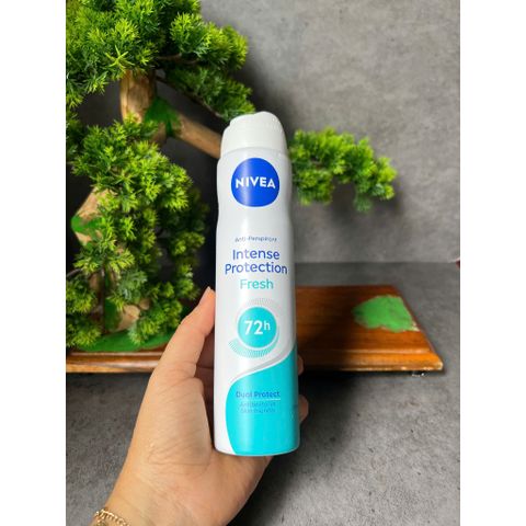 Xịt khử mùi Nivea Intense Protection Fresh 250ml.