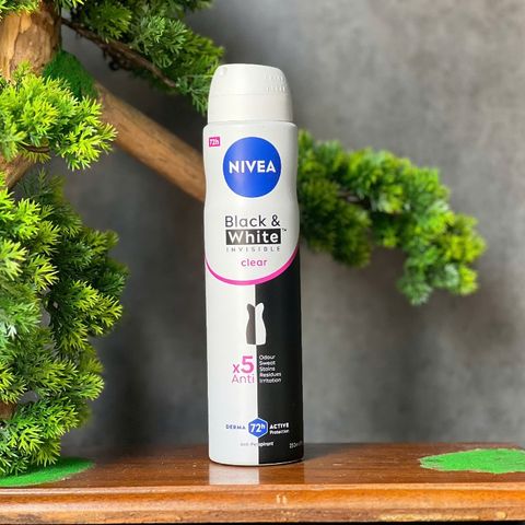 Xịt khử mùi Nivea Black & White Invisible Clear 150ml dành cho nữ với công thức giảm vệt ố vàng trên áo.