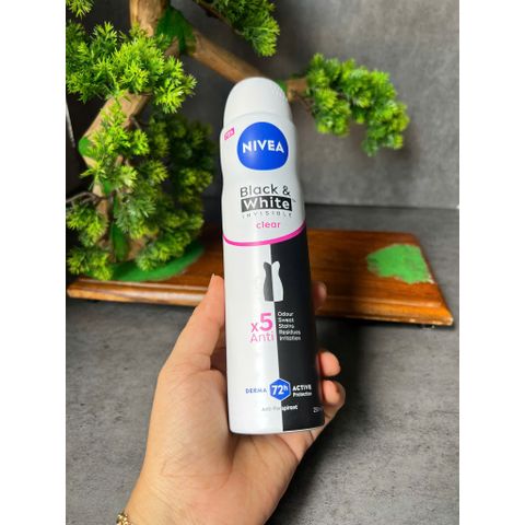 Xịt khử mùi Nivea Black & White Invisible Clear 150ml dành cho nữ với công thức giảm vệt ố vàng trên áo.
