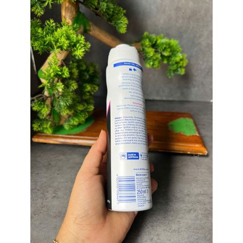 Xịt khử mùi Nivea Black & White Invisible Clear 150ml dành cho nữ với công thức giảm vệt ố vàng trên áo.