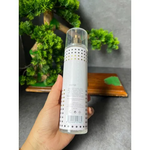 Xịt thơm toàn thân Sarah Jessica Parker Lovely Lights Body Mist 236ml.