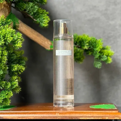Xịt thơm toàn thân Sarah Jessica Parker Lovely Body Mist 236ml.