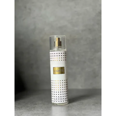 Xịt thơm toàn thân Sarah Jessica Parker Lovely Lights Body Mist 236ml.