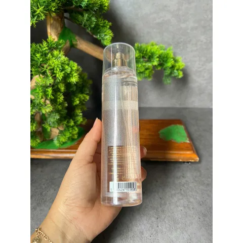 Xịt thơm toàn thân Sarah Jessica Parker Lovely Body Mist 236ml.