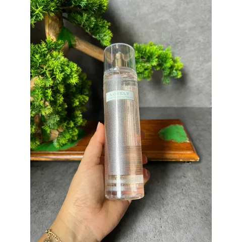 Xịt thơm toàn thân Sarah Jessica Parker Lovely Body Mist 236ml.