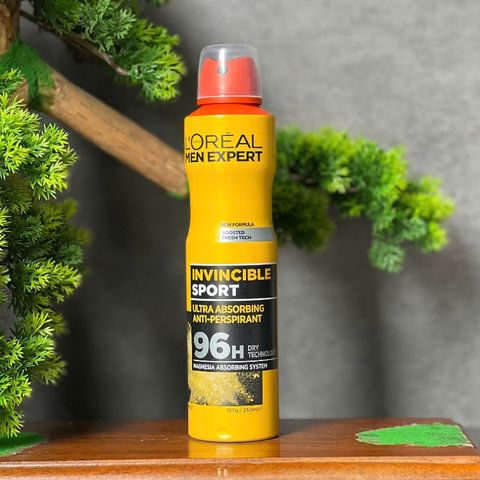 Xịt khử mùi L'Oréal Men Expert Invincible Sport màu vàng nổi bật với công nghệ Magnesia hấp thụ độ ẩm.