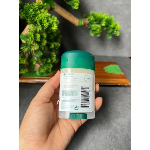 Thanh lí tem xấu Lăn khử mùi Mitchum Natural Power dành cho nam với hương gỗ tuyết tùng, trọng lượng 40g.