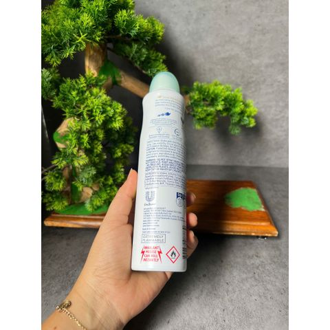 Xịt khử mùi Dove Advanced Care Go Fresh Cucumber & Green Tea.