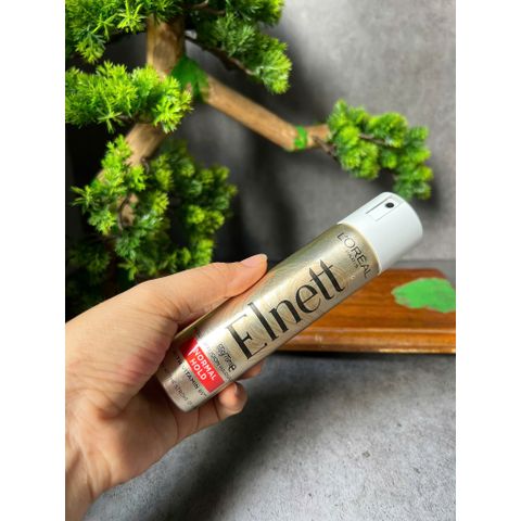 Keo xịt tóc L'Oréal Paris Elnett Satin có độ giữ nếp tự nhiên.