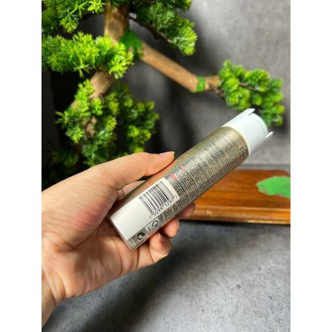 Keo xịt tóc L'Oréal Paris Elnett Satin có độ giữ nếp tự nhiên.