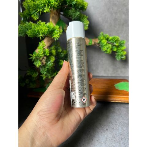 Keo xịt tóc L'Oréal Paris Elnett Satin có độ giữ nếp tự nhiên.