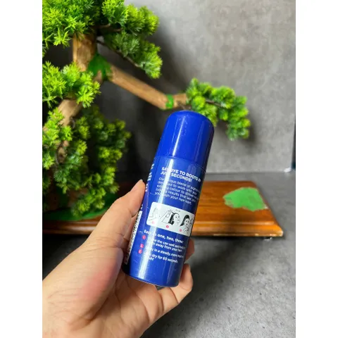 Xịt phủ tóc bạc tạm thời Clairol Root Touch-Up màu dark brown.