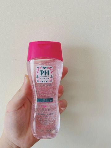 Dung dịch vệ sinh phụ nữ PH Care 150ml, là dòng sản phẩm nội địa Nhật Bản nổi bật với công thức dịu nhẹ, độ pH = 5 giúp làm sạch sâu, khử mùi và cân bằng độ pH tự nhiên