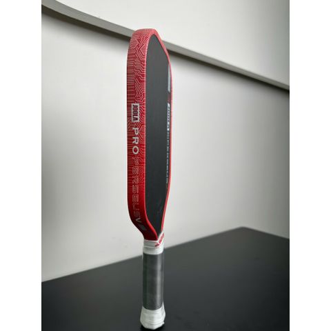 Vợt pickleball Joola Perseus Gen 5 Ben John, mặt Carbon nhám, bản 16mm viền màu đỏ