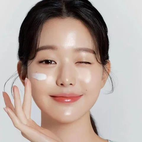 Kem sữa gạo Kwailnara Brightening Milk Rice Cream giúp mờ vết nám và làm đều màu da Hàn Quốc 100ml