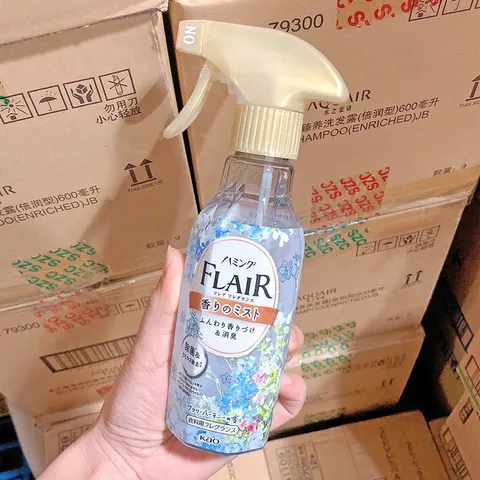 Chai xịt thơm và làm phẳng quần áo hương hoa Kao Flair Fragrance Nhật Bản 270ml