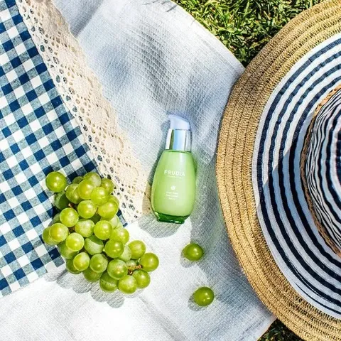 Serum dưỡng ẩm, se khít lỗ chân lông chiết xuất Nho Xanh Frudia Green Grape Pore Control Hàn Quốc 50g