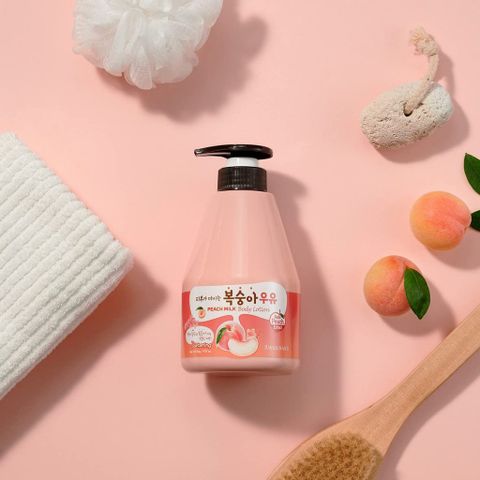 Dưỡng thể hương đào và sữa ong chúa Welcos Kwailnara Milk Body Lotion dưỡng ẩm và tái tạo da Hàn Quốc 560g