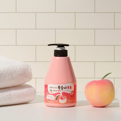 Dưỡng thể hương đào và sữa ong chúa Welcos Kwailnara Milk Body Lotion dưỡng ẩm và tái tạo da Hàn Quốc 560g