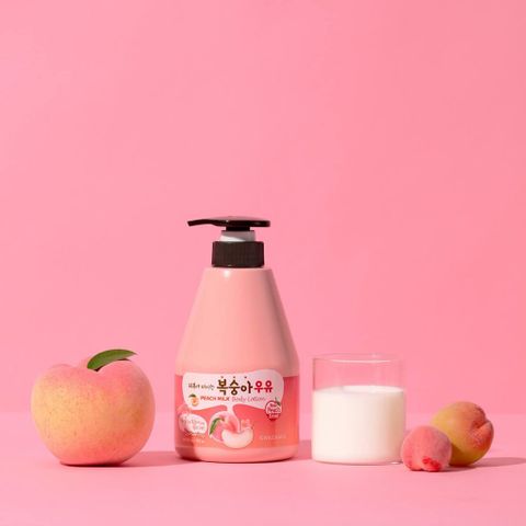 Dưỡng thể hương đào và sữa ong chúa Welcos Kwailnara Milk Body Lotion dưỡng ẩm và tái tạo da Hàn Quốc 560g