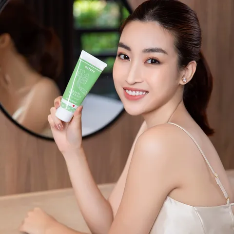 Sữa rửa mặt ngừa mụn, se khít lỗ chân lông Naris Wasabi Extract Facial Wash 100g