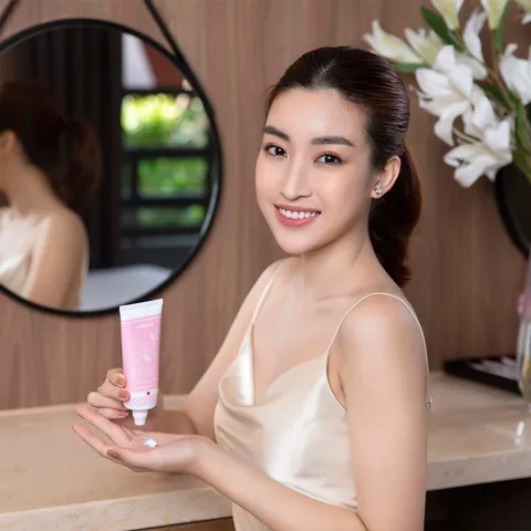 Sữa rửa mặt ngừa mụn, se khít lỗ chân lông Naris Wasabi Extract Facial Wash 100g