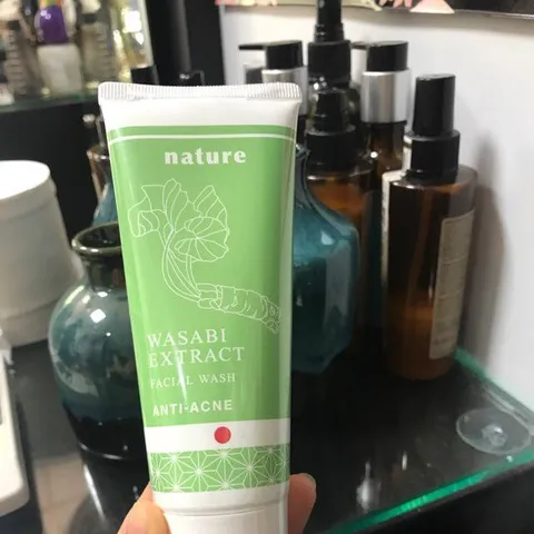 Sữa rửa mặt ngừa mụn, se khít lỗ chân lông Naris Wasabi Extract Facial Wash 100g