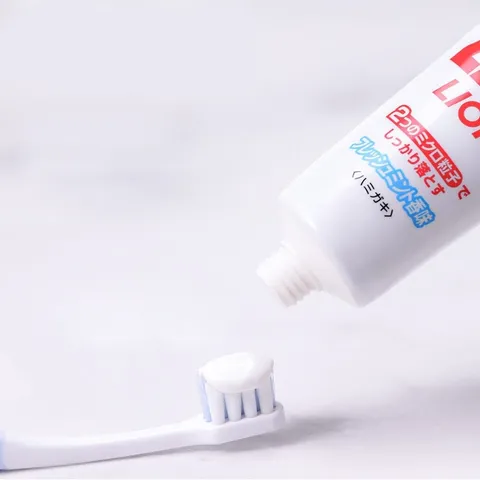Kem đánh răng cho người hút thuôc ZACT LION đỏ Nhật Bản 150g