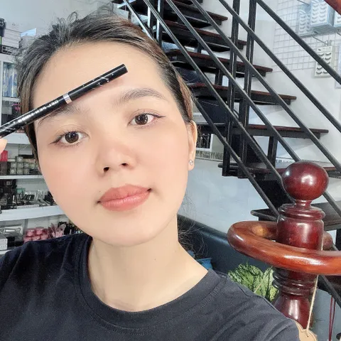 Gel kẻ mí mắt Mira Aroma dạng chì vặn tạo đường sắc nét tự nhiên 0.5g