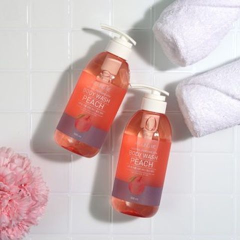 Sữa tắm đào tạo bọt dưỡng trắng hương nước hoa Welcos Aroud Me Body Wash Peach Hàn Quốc 500ml