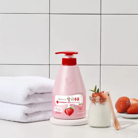 Sữa tắm Welcos Strawberry Milk Body Cleanser - làm sạch, sáng da và cải thiện sắc tố da 560g