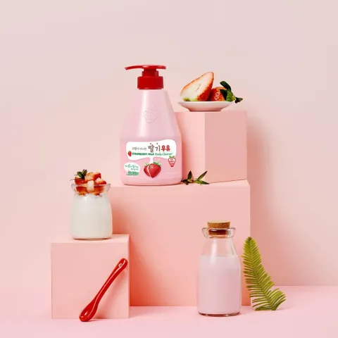 Sữa tắm Welcos Strawberry Milk Body Cleanser - làm sạch, sáng da và cải thiện sắc tố da 560g