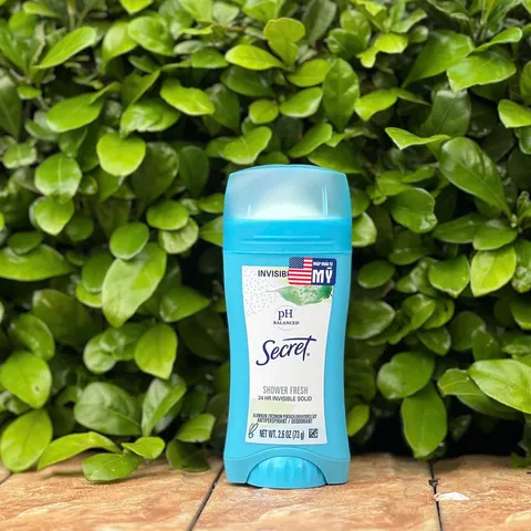Lăn khử mùi cho nữ của Mỹ Secret Invisible Solid hương Shower Fresh loại 73g.