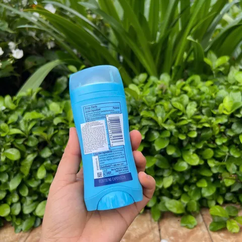 Lăn khử mùi cho nữ của Mỹ Secret Invisible Solid hương Shower Fresh loại 73g.