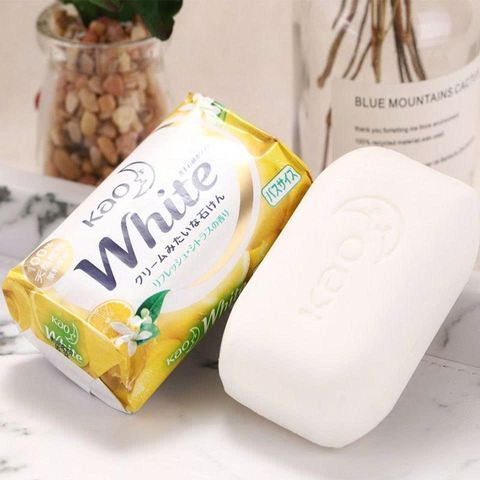 Xà phòng tắm Kao White Nhật 130g, là sản phẩm xà bông nội địa Nhật nổi tiếng với 100% nguyên liệu từ thực vật (dầu dừa, dầu trái cọ)