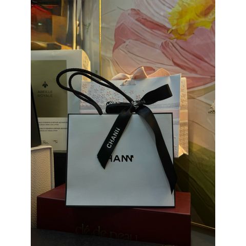 Túi giấy trắng viền đen kèm nơ đen cực sang ✨ 786387