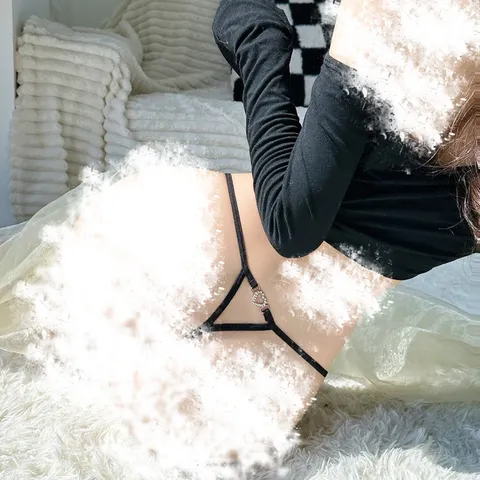 Quần lọt khe châu Á mặt Love nhẹ nhàng sang trọng