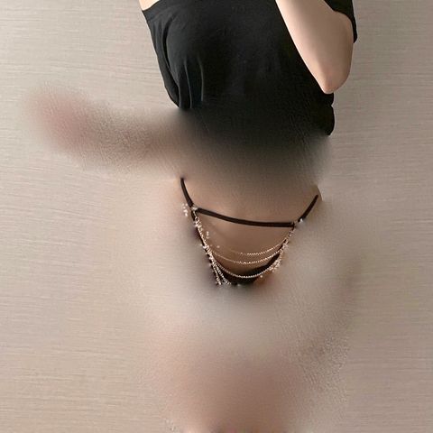 Quần lót nữ lọt khe tua rua trang sức vàng trước mặt đầy hứng thú
