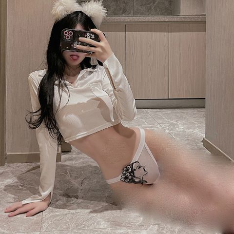 Quần lót nữ lọt khe thêu hình mặt người quyến rũ
