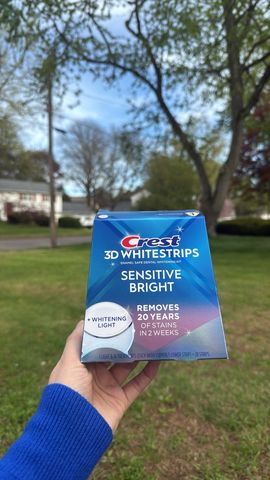Crest 3D Whitestrips Sensitive Bright - 28 miếng dán+ 1 đen Làm sáng răng trong 2 tuần - Loại bỏ 20 năm vết bẩn 