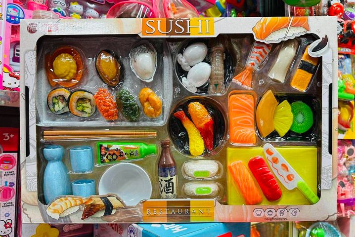 Bộ đồ chơi món ăn sushi 23-G2 bao gồm các món ăn, dụng cụ và phụ kiện, phù hợp cho trẻ em từ 3 tuổi trở lên.