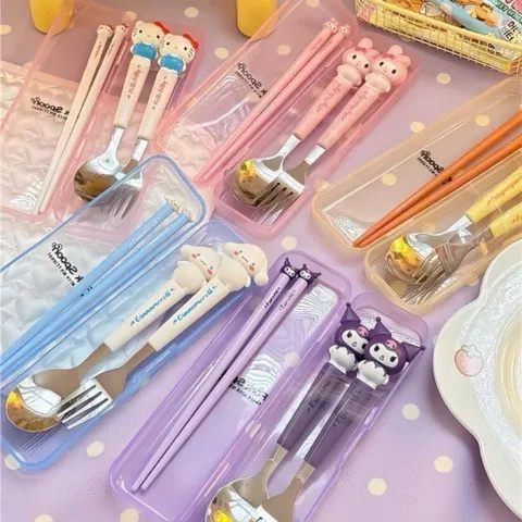 bộ thìa dĩa đũa 3 món kèm hộp hoạt hình sanrio hello kitty kuromi cinnamoroll cho bé