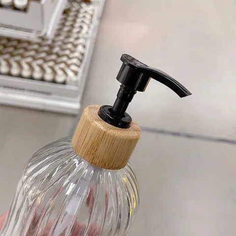lọ chiết dầu gội sữa tắm thủy tinh sọc nổi nắp vân gỗ vòi nhấn cao cấp decor phòng tắm
