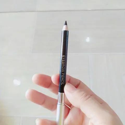 Chì kẻ mày monaliza giúp mang lại gương mặt hài hoà và điểm nhấn cho đôi mắt của bạn với đường chân mày cong vút 788509