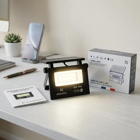 Đèn pha Led năng lượng mặt trời Novatech ( Pháp ), 10W chống nước IP65, liền Panel 788836