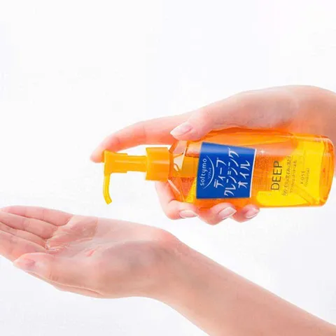 Dầu Tẩy Trang Kose Softymo Deep Cleansing Oil, là dầu tẩy trang nội địa Nhật Bản nổi tiếng với khả năng làm sạch sâu, cuốn trôi lớp trang điểm cứng đầu, bã nhờn và hỗ trợ giảm mụn đầu đen
